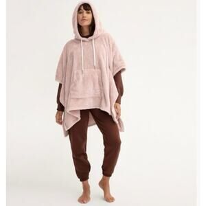 Netflix x UnHide Binger Blanket Poncho Rose Pink